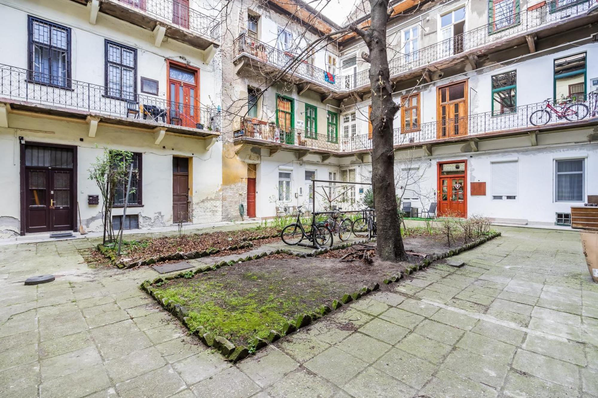 Bpr Stylish Mosaic With Terrace Apartment